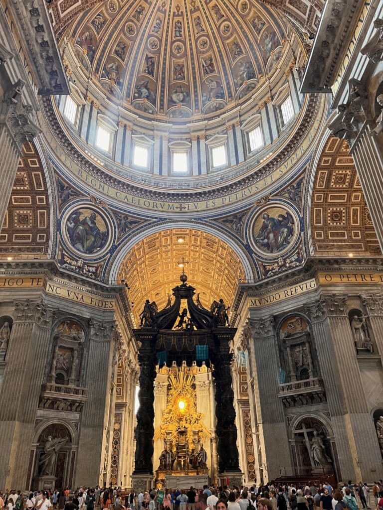 L'altare maggiore e la cupola della Basilica di San Pietro