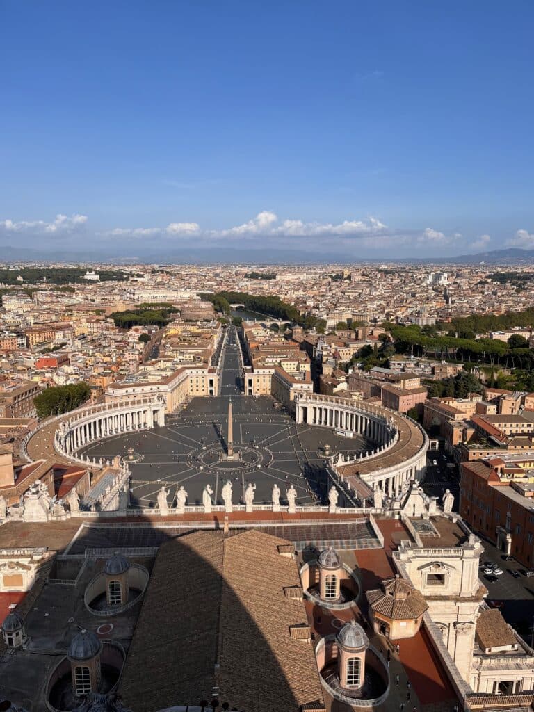 Vista di Piazza San Pietro e di Roma dalla cupola della Basilica di San Pietro