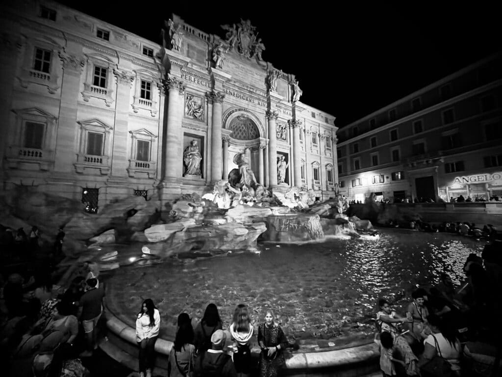 Fontana di Trevi di notte