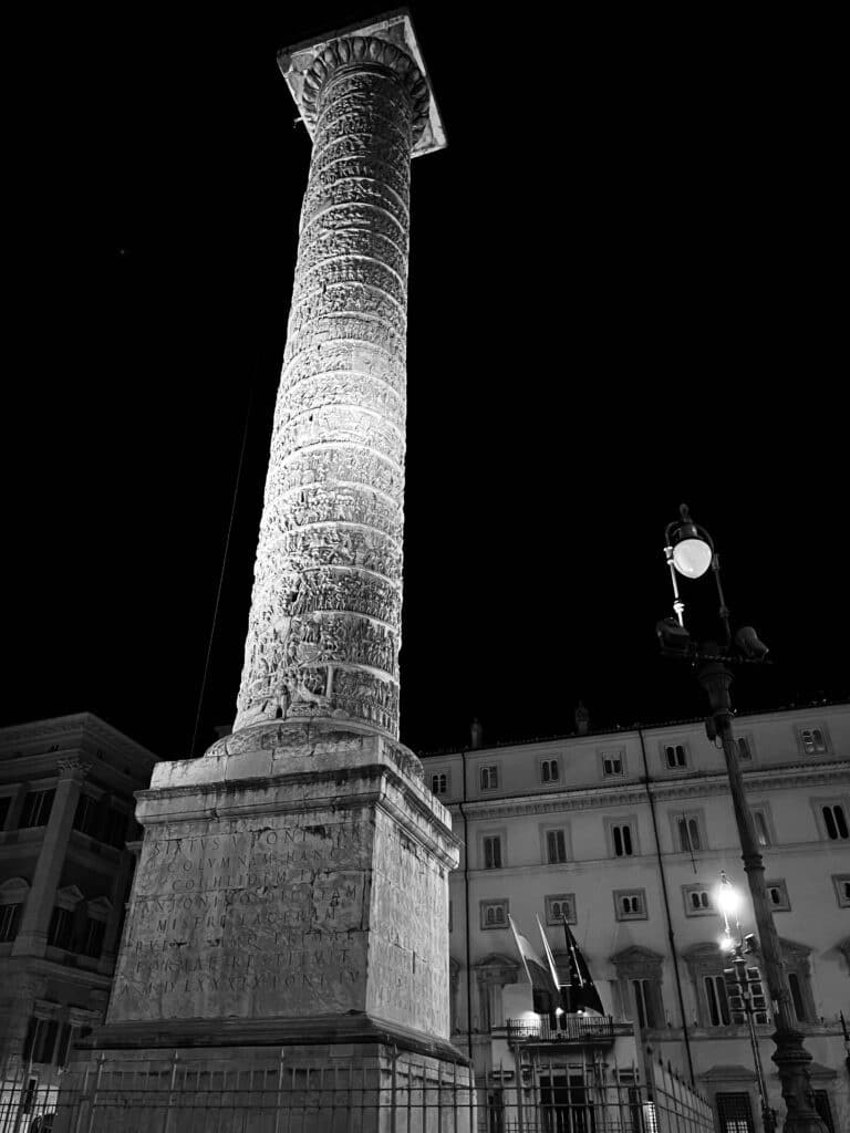 Colonna Traiana di notte