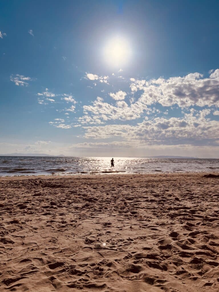 Gita alla spiaggia del Puntone: l'acqua bassa ti invita a nuotare