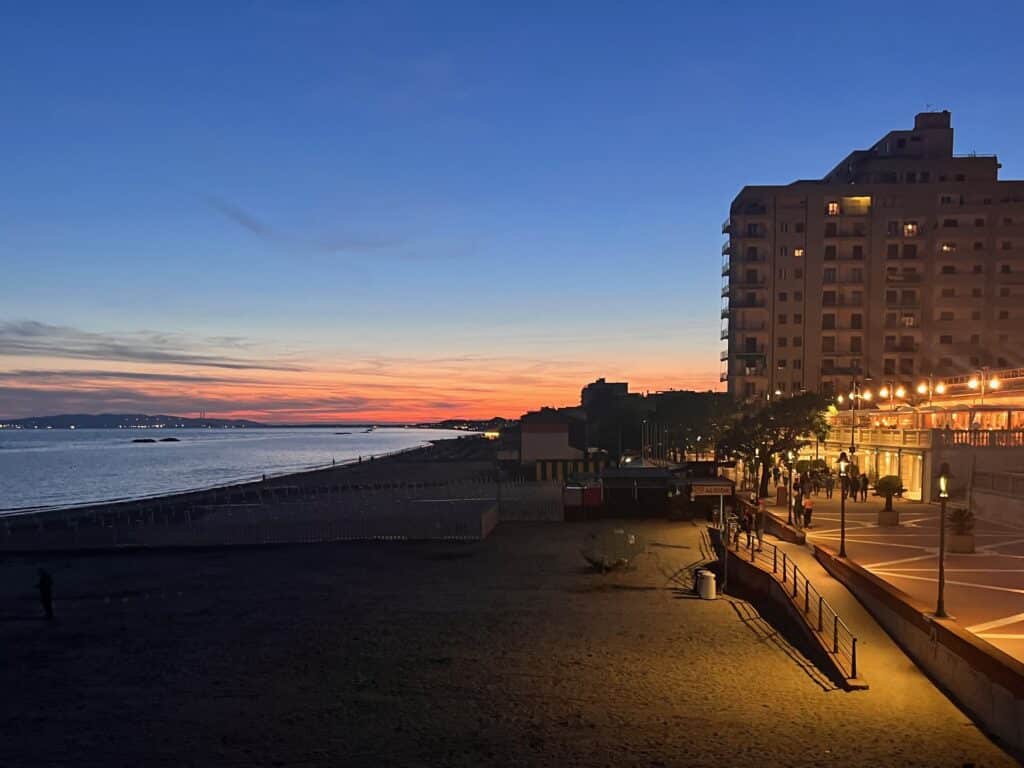 Sorseggiando un aperitivo sulla terrazza sul tetto - la spiaggia di Follonica