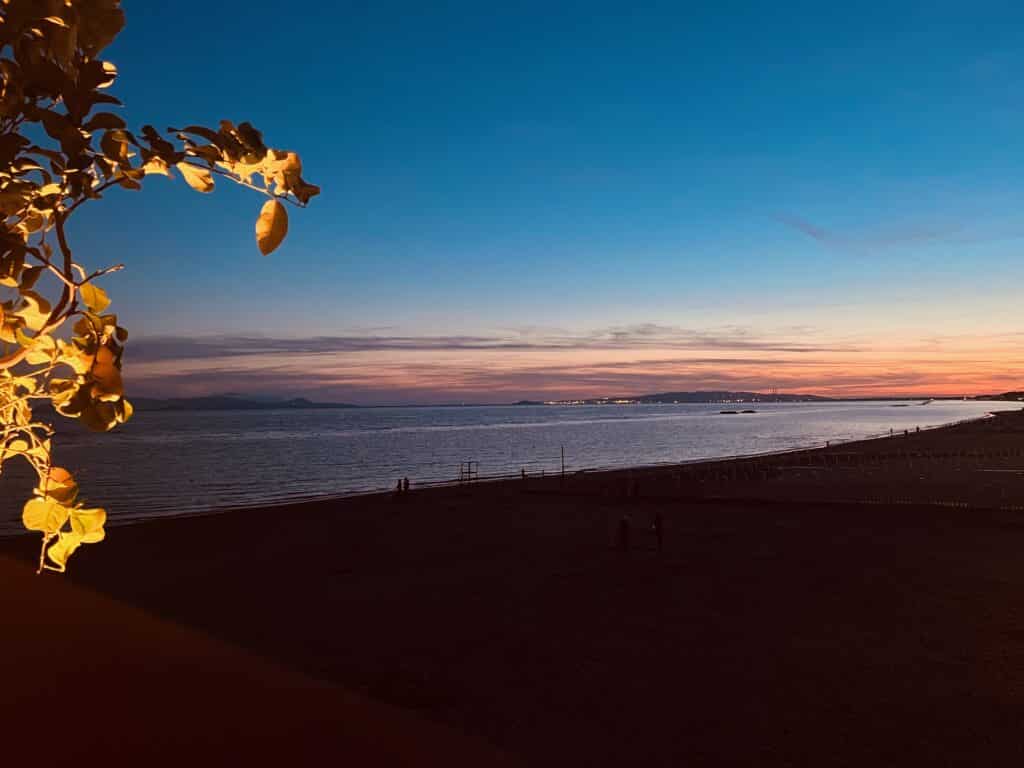 Sundowner sulla terrazza sul tetto - il sole è tramontato - è ora di una pizza