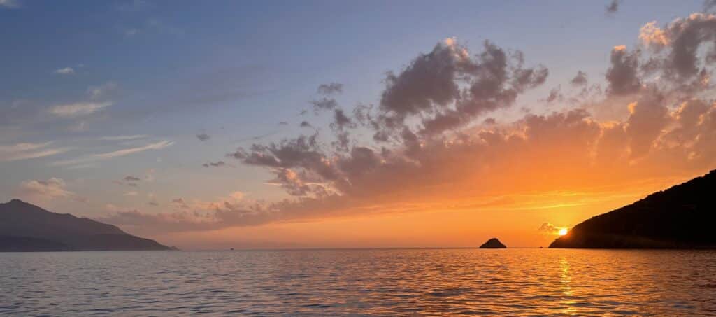 Atmosfera serale nella baia dell'ancora - escursione da Casa Toskana