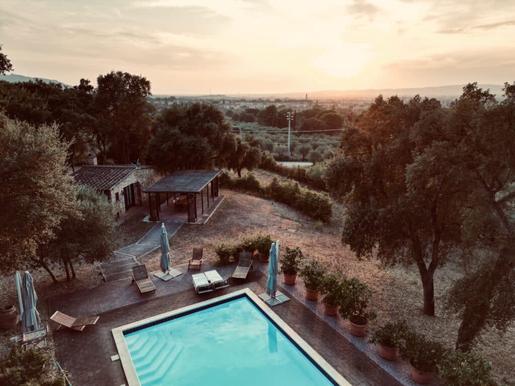 Blick über den Pool auf die trockene Landschaft